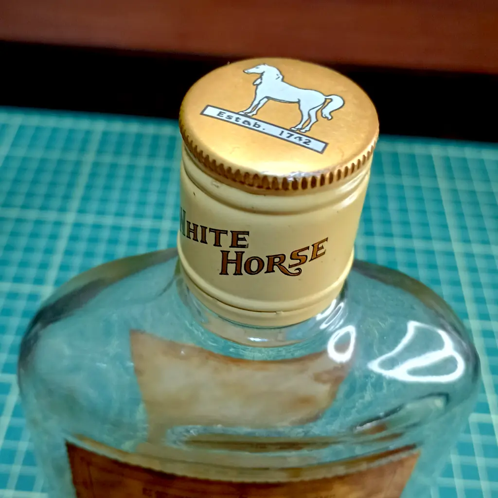 Garrafa de Bolso Vintage White Horse Fine Old Scotch Whisky Vazia. - Foto 4