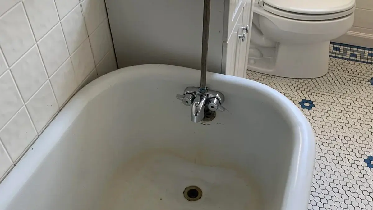 Replacarea vasului de baie: clavă de picior