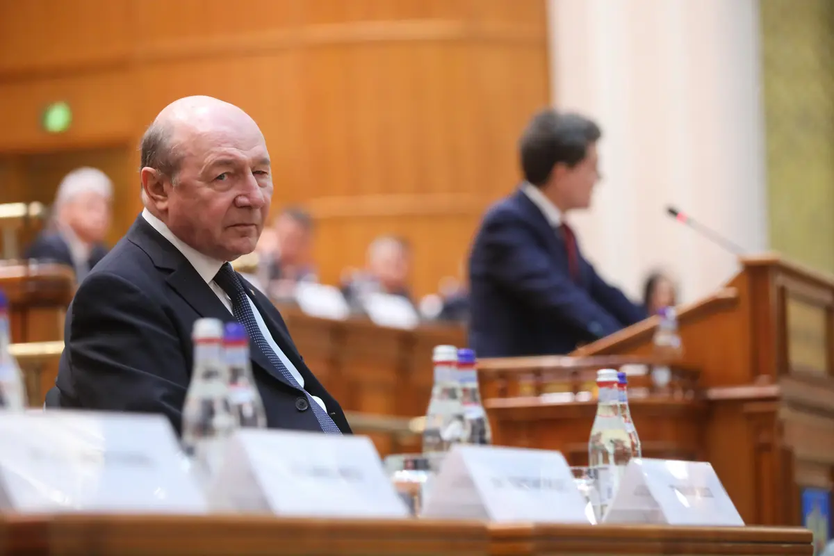 Traian Băsescu îl ajută pe Nicușor Dan în plină criză