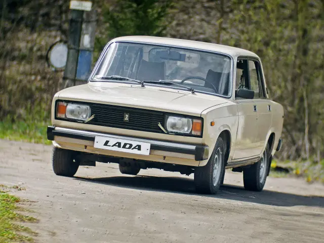 Эта модель в конце 1970-х стала довольно радикальным апгрейдом вазовской «классики». Сегодня это кажется почти смешным, историей из разряда «было давно и неправда». Но как ни крути, а все эти годы «пятёрка» была с нами. Пришло время поговорить о чувствах, которые мы испытываем к одному из самых российских автомобилей.«Пятёрке» почти не досталось лавров, пожатых на благодатной почве стиля ретро – в отличие, скажем, от «копейки», «тройки» или «шестёрки». Её стилистика – модный в 1980-х «кубизм», не переживший свой век, и поэтому к классике её теперь причисляют не в силу вызывающих ностальгию утончённых линий кузова или интерьера, а исключительно из-за заднего привода. Владельцы про внешность «пятёрки», равно как и о дизайне интерьера, высказываются в том смысле, что «что с неё возьмёшь». Когда она только появилась, она выглядела действительно здорово, но теперь на её внешность всем просто плевать. Так что это, собственно говоря, даже не повод для ненависти.Отличная «печка», по большому счёту унаследованная от ВАЗ-2101, сослужила добрую службу и «пятёрке», и многим другим вазовским автомобилям. Единственным автомобилем, в котором этой печки хватало с трудом, была вышеупомянутая Ока (в силу двухцилиндрового мотора и большой площади остекления салона), но что касается «классики», то все автомобили этого вазовского семейства хвалят за тёплый салон. Это одна из тех черт, которая делает «пятёрку» по-настоящему российским автомобилем. Как и лёгкий аромат бензина, проникающий в салон через воздуховоды вместе с тёплым воздухом.Создатели ВАЗ-2105 действительно пытались добавить комфорта какими-то средствами помимо неплохого отопителя, но с тех пор прошло слишком много лет. Ныне «пятёрка» с натяжкой удовлетворяет даже самым скромным требованиям к комфорту. Владельцы жалуются на посадку за рулём «родом из 1960-х» (она такая и есть!), на собственно передние сиденья (даром что в поздних машинах использовались некогда люксовые «семёрочные»), в которых едва ли можно сносно существовать в мало-мальски дальней дороге, на отсутствие гидроусилителя и кондиционера, на тесноту заднего ряда… Вдобавок к этому на машинах поздних лет выпуска в ноги заднего пассажира немилосердно дует из щели между дверью и средней стойкой кузова.На ВАЗ-2105 за всё время производства ставили несколько двигателей, являющихся вариациями самого первого двигателя ВАЗ-2101. Поначалу на «пятёрки» ставили «собственный» 1,3-литровый 69-сильный двигатель с ременным приводом ГРМ, но наилучшим образом на ней прижился так называемый «троечный» (с индексом ВАЗ-2103) 1,5-литровый 71-сильный мотор с более надёжной (хоть и более шумной) цепью привода ГРМ. Объективно, это самый удачный «классический» двигатель ВАЗа, и «пятёрки» под индексом ВАЗ-21053 комплектовались им вплоть до завершения выпуска в 2010 году. Двигатель с годами несколько модернизировался – перевёлся с карбюратора на распределённый впрыск и обзавёлся погружным электрическим бензонасосом в системе питания – но своих главных плюсов не растерял: надёжность, ресурс, низкая чувствительность к качеству топлива и способность завестись в любой мороз.Когда-то вся вазовская «классика» считалась чуть ли не эталоном «неубиваемости», ведь из утончённого итальянского седанчика некогда получилась вазовская «копейка», которая, в отличие от прародителя, по выживаемости на российских дорогах давала фору иным представителям тогдашнего отечественного автопрома. Но годы идут, и всё познаётся в сравнении: шаровые опоры передней подвески и кронштейн тяги Панара в задней – это частая головная боль многих водителей «классики».С другой стороны, способов повышения любых качеств вашей «пятёрки» — надёжности, управляемости, проходимости – существует масса. Рынок забит недорогими тюнинговыми комплектами для подвески, тормозов, рулевого управления, трансмиссии, двигателя… Вообще на вазовской «классике» в России держатся многие направления тюнинга, любительского спорта и просто молодёжного фана: стрит, дрифт, БПАН, «боевая классика» и прочее веселье.Как незаметно эта процедура ушла в историю – сразу после покупки загонять автомобиль на полную антикоррозийную обработку. Большинство современных автомобилей в этом не нуждается, несмотря на агрессивные составы, которыми поливают дороги, а вот «пятёрка» в этом нуждалась (и нуждается) весьма. Хотя процесс окраски «классических» кузовов на ВАЗе и претерпевал некоторые изменения, по нынешним меркам коррозионная стойкость кузова ВАЗ-2105 далека от великолепной. Всё начинается с банальных «рыжиков» по кузову и заканчивается сквозными дырами в днище, порогах и крыльях, которые, в отличие от более поздних моделей ВАЗа, нельзя просто так снять и заменить на новые, ибо они не прикручены, а приварены.За это любят «пятёрку» большинство владельцев. Конструкция её максимально проста, запчасти в большинстве своём дёшевы и совершено доступны, поэтому осуществить почти любой ремонт буквально в поле, имея в распоряжении пару ключей, отвертку, молоток и такую-то матерь, не составляет труда для мало-мальски рукастого автомобилиста.А ремонтироваться приходится часто. Комментарий, максимально чётко описывающий этот пункт, выглядит так: «она может сломаться, стоя в гараже». Как мы уже говорили, когда-то над надёжностью ВАЗ-2105 всерьёз работали, избавляя её от огрехов первых лет выпуска, но потом на смену этим огрехам пришли не слишком качественные комплектующие и провалы в системе качества сборки. Теперь надёжность этого автомобиля называют «лотерейной» — опять-таки, как у Оки, она сильно разнится от автомобиля к автомобилю. И да, ВАЗ-2105 – это один из тех автомобилей, которым нужен постоянный уход.