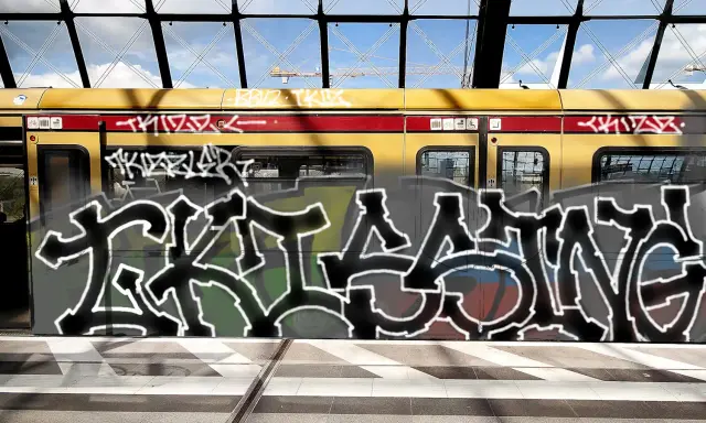 Graffiti artwork by Tkiz