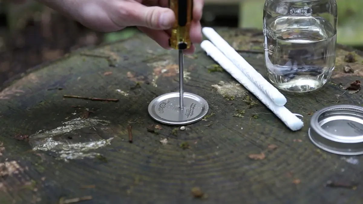 Mason Jars se transformă într-o lanternă de la Tiki