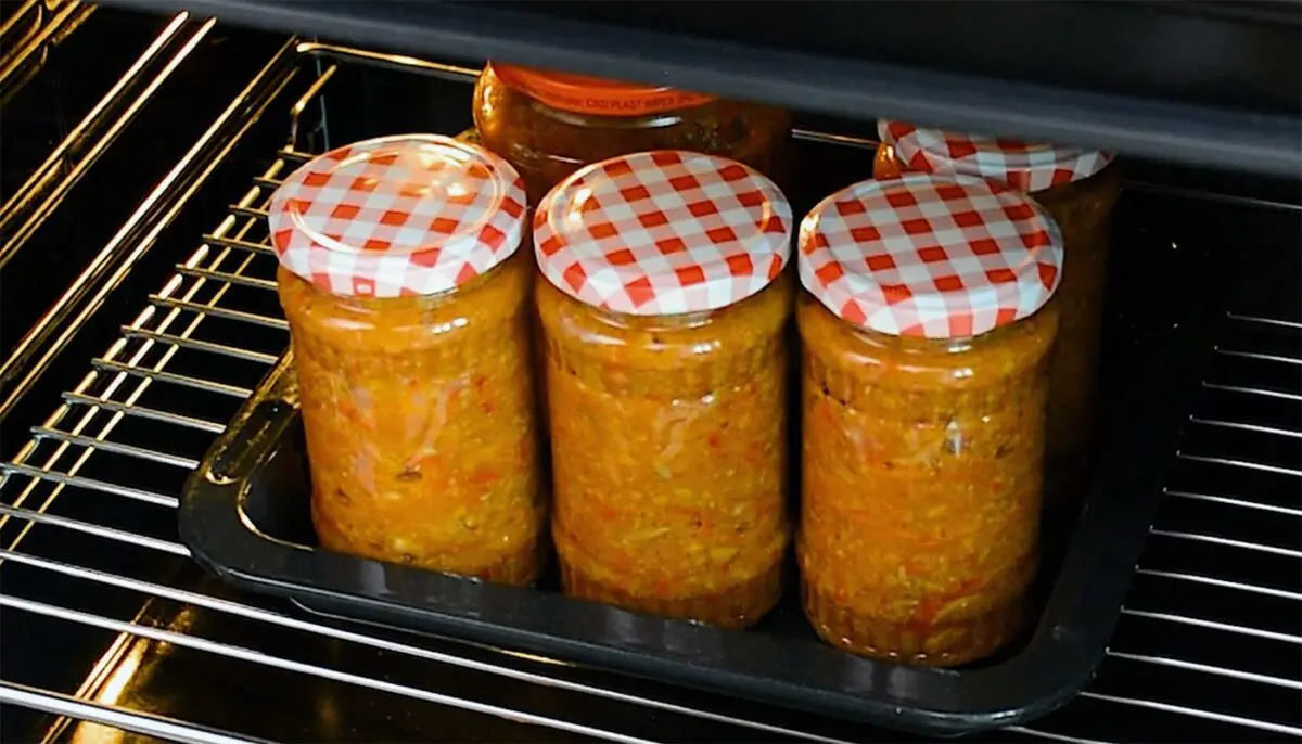 Unde se ține zacusca: în frigider sau la temperatura camerei? Mulți români procedează greșit