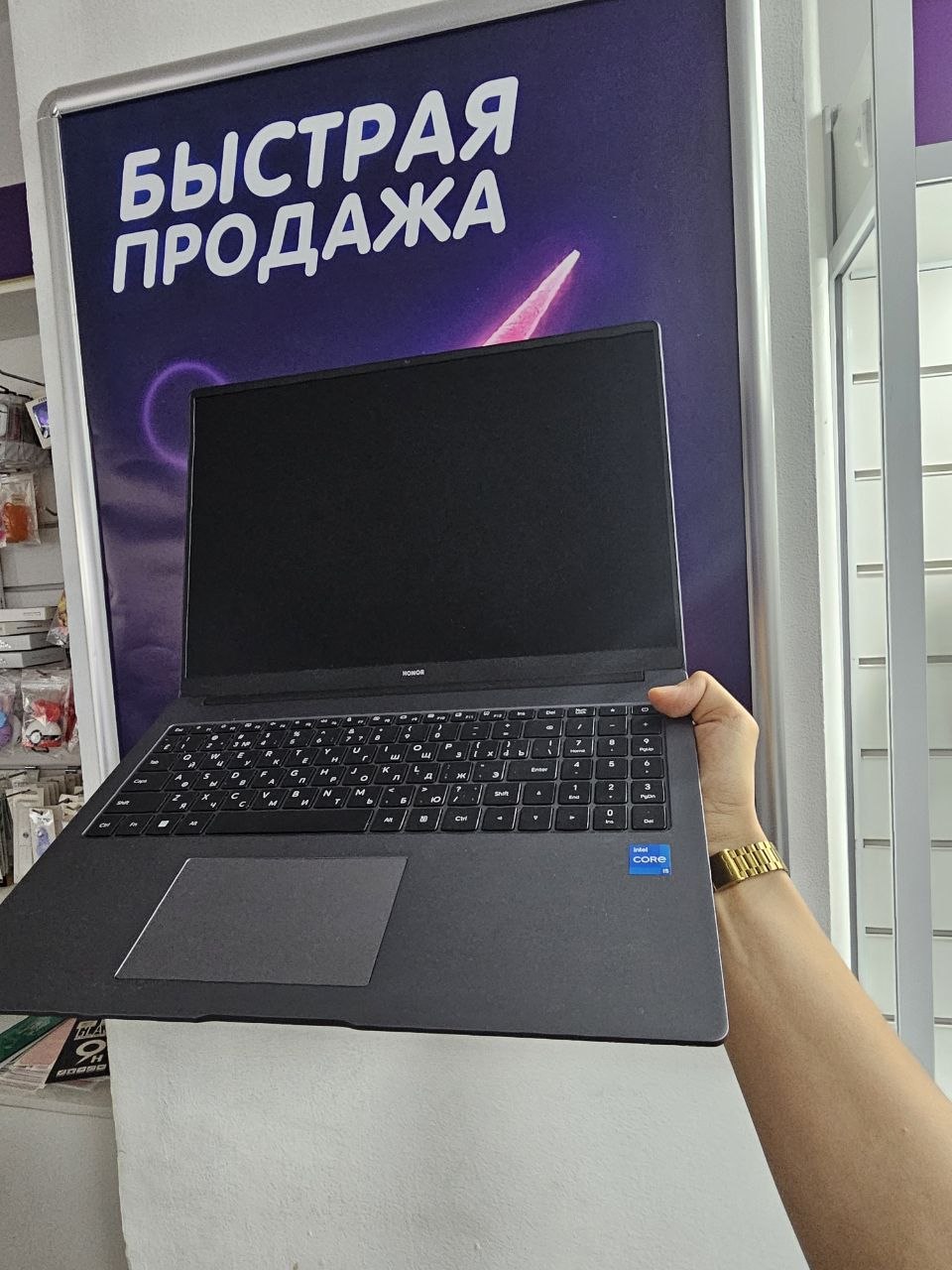 Ноутбук Honor на Intel Core i5‑12450H, 8 ГБ ОЗУ и SSD 500 ГБ — быстрый и современный вариант для повседневных задач.