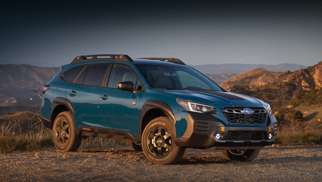 Subaru Outback Wilderness отличается от собратьев иными бамперами и передними противотуманными фарами, оригинальными решёткой радиатора и рейлингами, а также матовой наклейкой на капоте. Новые чёрные легкосплавные колёса обуты в шины Yokohama Geolander на 17 дюймов.Subaru Outback вне дорог умеет больше конкурентов, но покорять дикую местность на нём не стоит. И всё же американское отделение фирмы настаивает — для заокеанских покупателей подготовили Outback Wilderness. Он щеголяет внедорожным стайлингом, но главное здесь — переделанная подвеска. От базовой новая версия отличается иными пружинами и амортизаторами, которые позволили увеличить ходы подвесок и клиренс (с 221 до 241 мм). Больший дорожный просвет и новые бамперы также увеличили углы въезда, съезда и рампы: было 18,6; 21,7 и 19,4 градуса, а стало 20; 23,6 и 21,2 соответственно.Передняя и задняя колея у новинки расширена на пять миллиметров, а общая ширина кузова за счёт более массивных накладок на арки увеличилась с 1854 до 1879 мм. Алюминиевыми листами прикрыт не только силовой агрегат, но ещё топливный бак и корпус заднего дифференциала. Цвет Geyser Blue — прерогатива версии Wilderness.
Интерьер выделяется вставками и прострочкой медного цвета, водоотталкивающей обивкой сидений и тиснением с логотипом версии на передних подголовниках. Плюс водонепроницаемым материалом отделана спинка заднего дивана и накрыт пол багажника.
Список изменений продолжает усиленная защита агрегатов снизу, модернизированный задний дифференциал с укороченной главной передачей (с 4,11:1 до 4,44:1), обновлённый софт для вариатора с восемью виртуальными передачами и внедорожного помощника X-Mode. После этих улучшений Outback Wilderness способен взять 40-процентный подъём с гравийным покрытием. Двигатель же заявлен только один — оппозитный наддувный 2.4, развивающий 263 л.с. и 376 Н•м.