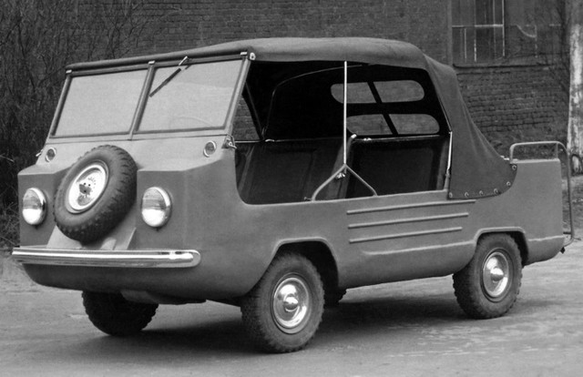 Первый образец опытного автомобиля НАМИ-050 был представлен в Москве в 1955 году. Автомобиль оснащался ирбитским двигателем М-72 объемом 0,75 литров и мощностью 23 л. с., но с вентилятором для принудительного охлаждения. Тормоза тоже применили мотоциклетные, но с гидравлическим приводом. Кроме того, инструктора использовали модернизированную трехступенчатую коробку передач «Москвича-401». Подвески всех колес были независимыми. Кузов представлял собой компактный вагончик с мотором, расположенным сзади. Машина имела 5 мест, расход топлива 5 л/100 км, запас хода на баке бензина 500 км. Автомобиль получил имя - «Белка».

В 1956 году был разработан сельский вариант «Белки», который имел упрощенный кузов без дверей и тент. Позднее появилась еще одна сельская версия – с пластиковой съемной жесткой крышей. История «Белки» заканчивается в 1957 году.
