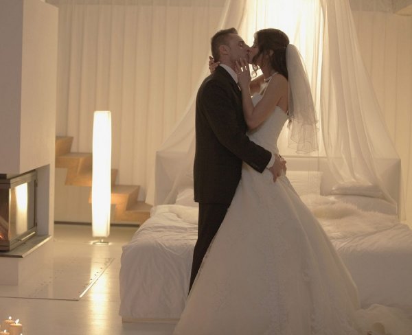 [Image: wed-kis.jpg]