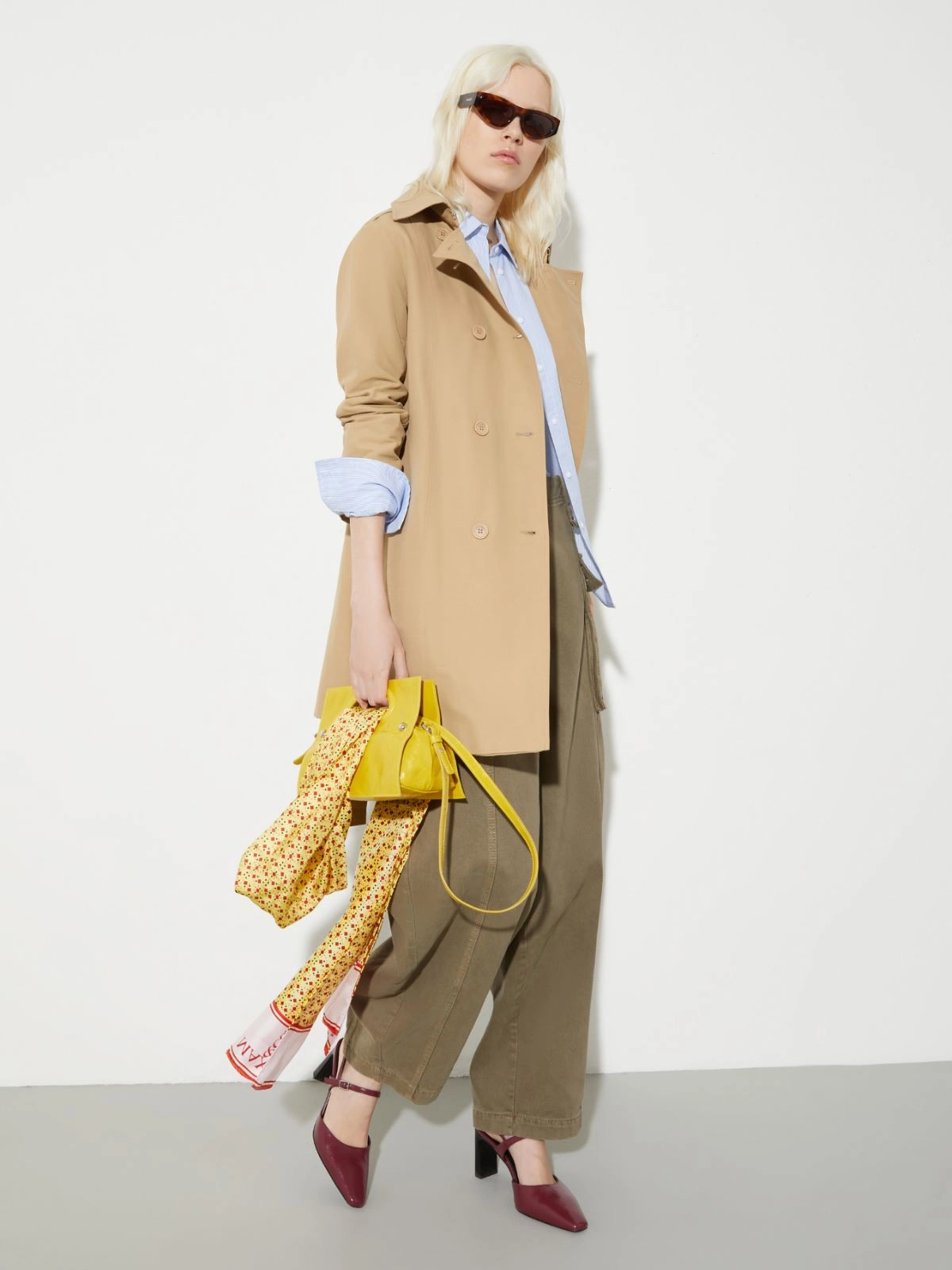 Trench beige Max&Co. primavera 2026 Look con trench beige leggero e pantaloni ampi tra i capi basic primavera 2026