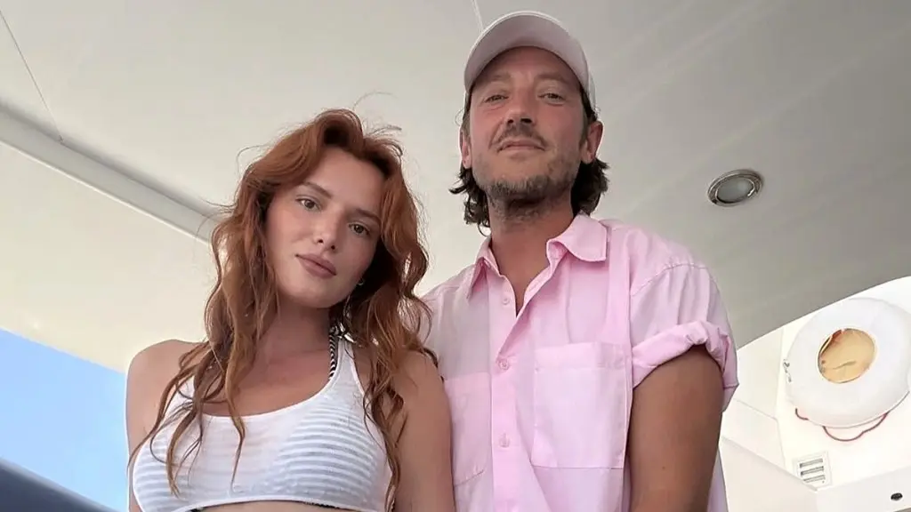 Bella Thorne se ocupă de Bra-Top și le oferă fanilor o privire corectă la Midriff ei tonifiat