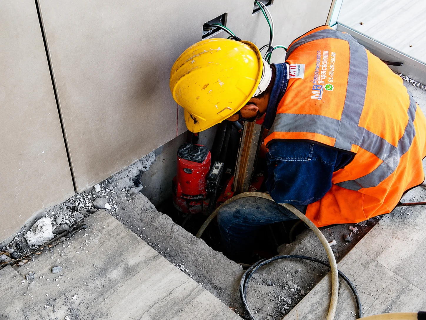 Equipo de perforación en obra Los Borregos