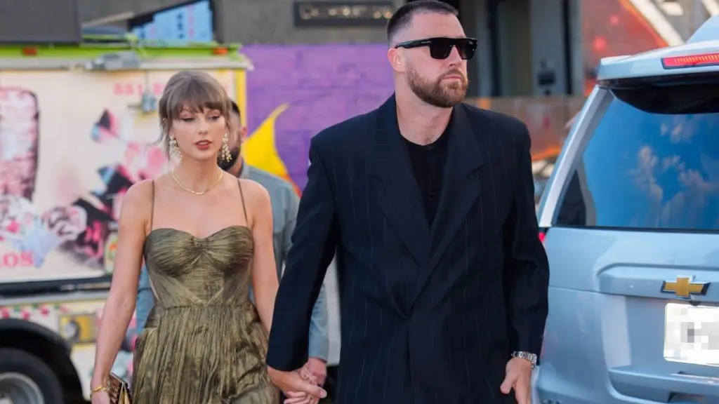 Taylor Swift cucerește New Yorkul într-o rochie metalică vintage