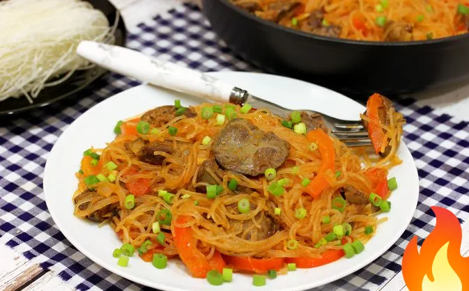 Постер Фунчоза с куриной печенью и овощами в томатном соусе