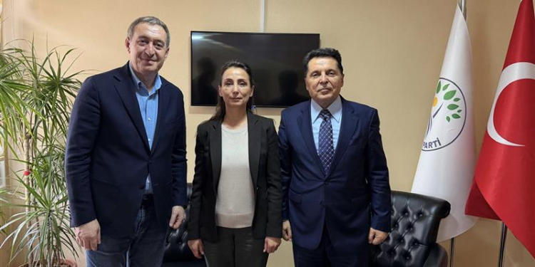 Ahmet Özer, DEM Parti Eş Genel Başkanlarıyla görüştü Ahmet Özer, DEM Parti Eş Genel Başkanlarıyla görüştü