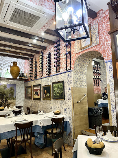 Interior real del Mesón Mariano — comedor de culto en el centro histórico de Málaga