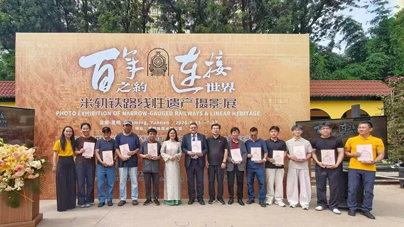 Tổng Lãnh sự Nghiêm Việt Chung cùng đại diện doanh nghiệp xem ảnh