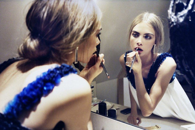 cara-delevingne-mirror-3