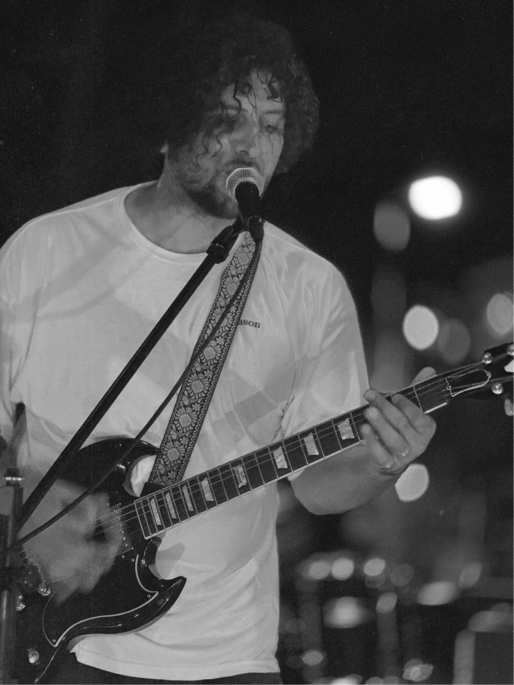Gonza en la guitarra, blanco y negro