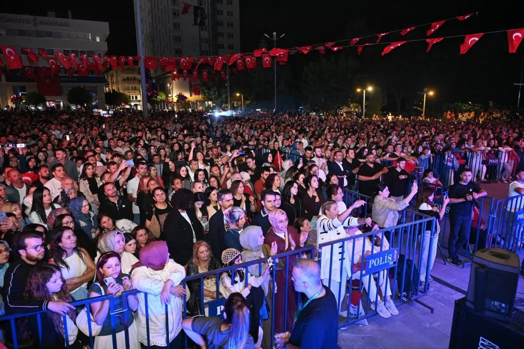 Isparta 30 Ağustos Zafer Bayramı gecesinde Türk bayrakları
