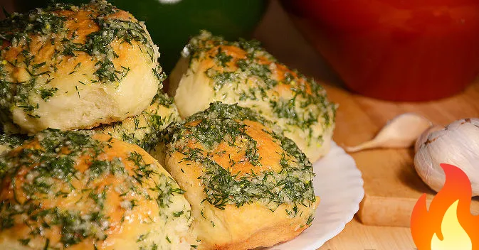 Фото Пампушки с чесноком и зеленью (к борщу)