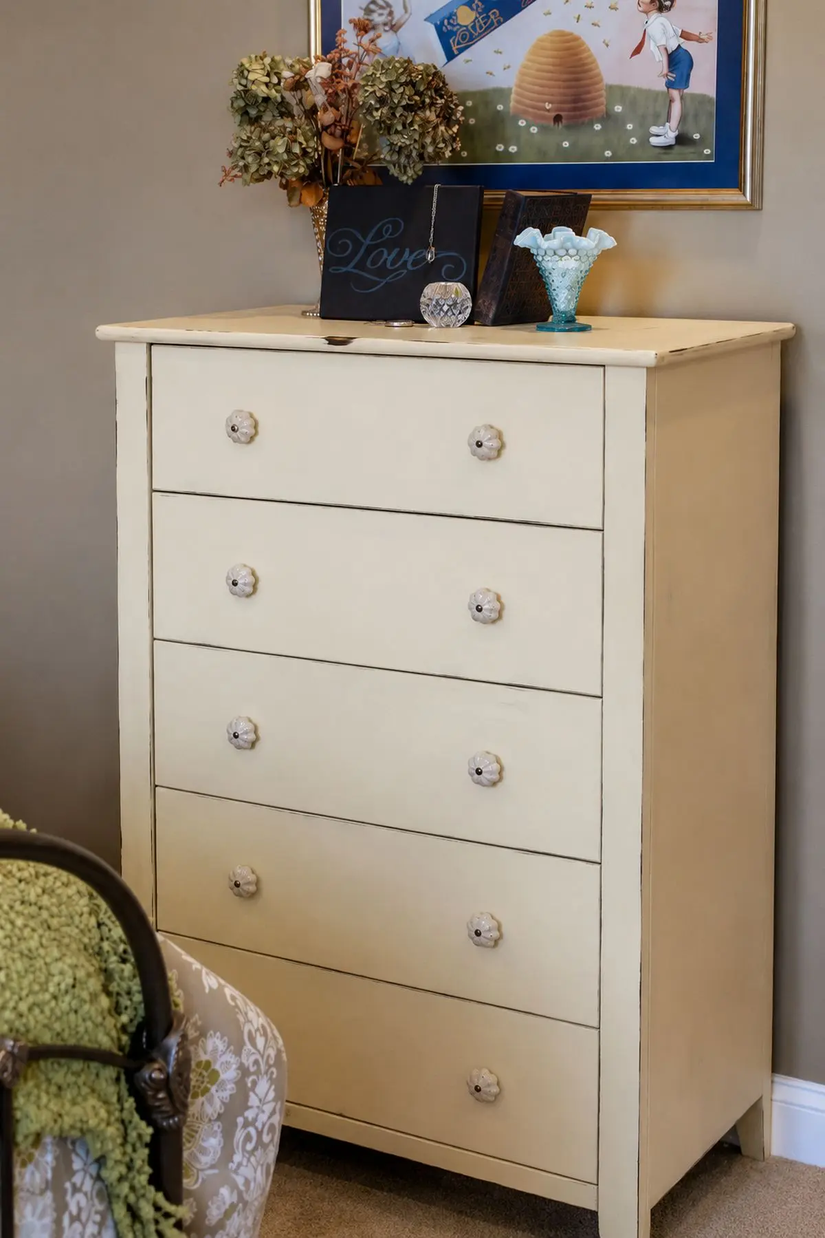 Transformarea unei rochii simple în artă decorativă