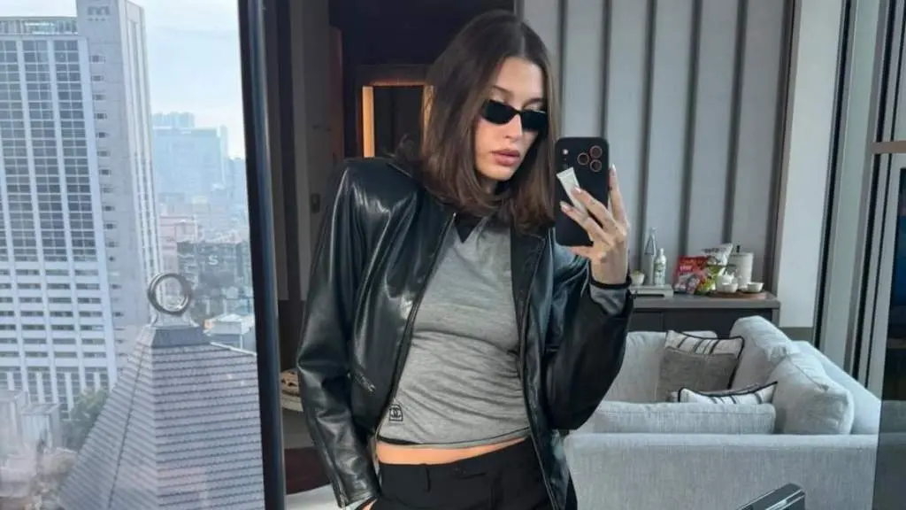 Hailey Bieber a plâns costumul de baie fără șapte și a trecut peste plajă pentru Rhode