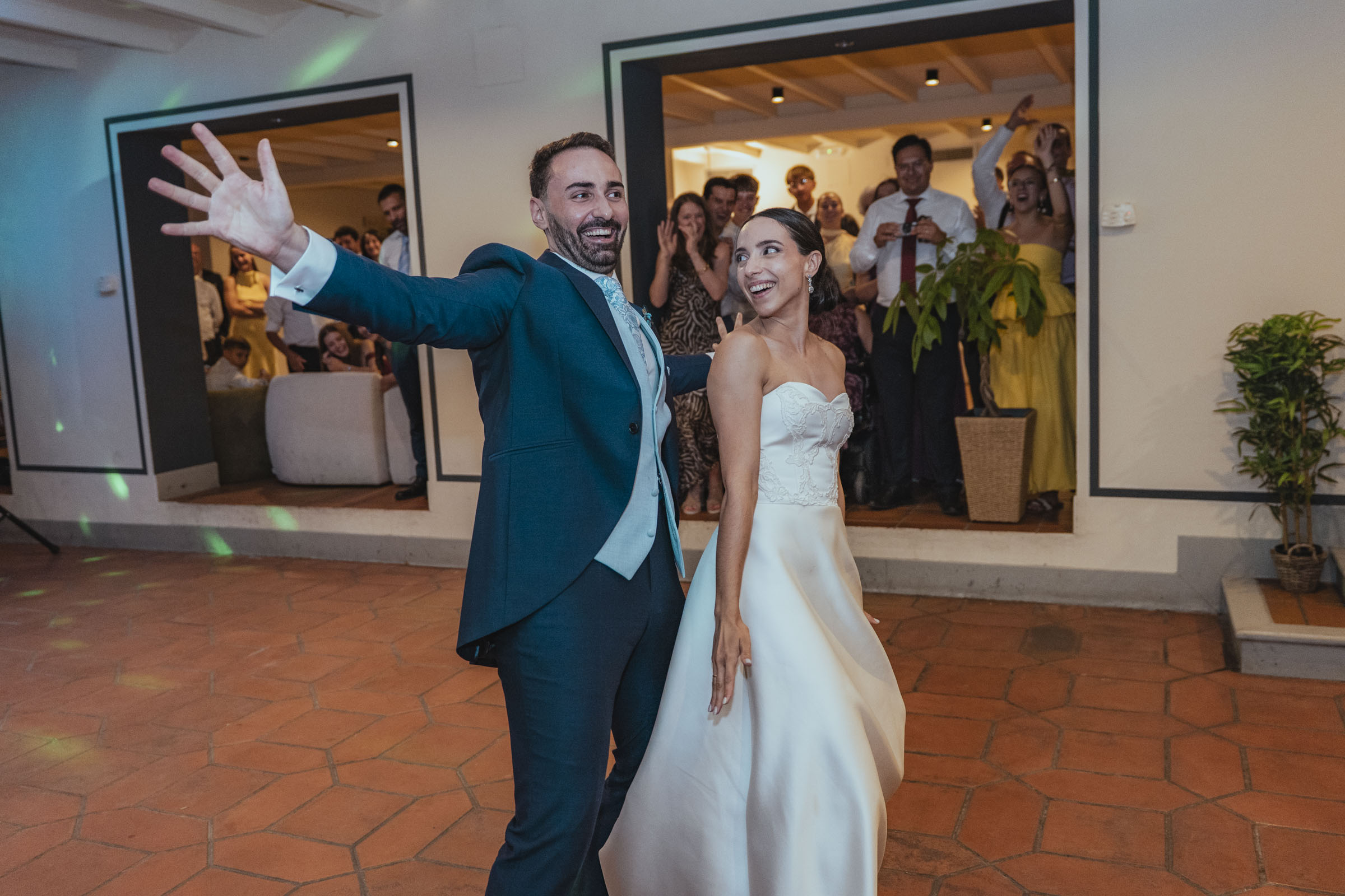Reportaje de boda en Madrid con invitados disfrutando de la celebración