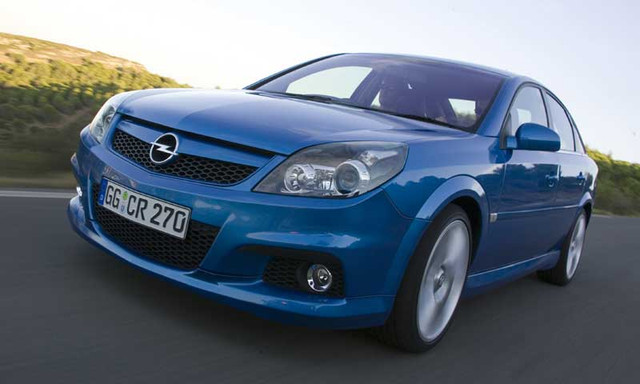 чинной немецкой семье Opel Vectra бунтарем стал сынок, напяливший на себя кокарду OPC. Для начала нужно было изменить что-то в своей внешности...В чинной немецкой семье Opel Vectra бунтарем стал сынок, напяливший на себя кокарду OPC. Для начала нужно было изменить что-то в своей внешности. Очень кстати тут пришлась новая одежда фирменного ярко-синего цвета, что носят все члены элитного подразделения. Автомобиль может похвастаться еще и небольшим обвесом по кругу, дисками 18-го диаметра и двумя хромированными патрубками выхлопной системы. Красивый обвес, кстати, создает впечатление, что авто практически “лежит” на земле, поэтому на плохой дороге стараешься быть максимально осторожным, а уж когда на пути становятся “дикие” лежачие полицейские , то их приходится буквально переползать. Так что внешне от братьев этот бюргер отличается, но вот в плане практичности это скорее минус.

Мальчик получился весьма спортивным. Не профессиональный спортсмен, но в характере просматривается воля к победам и стремление быть лучшим. Турбированный двигатель объемом 2,8 л (255 л.с.) взят взаймы у шведских тренеров из Saab. Такой мотор обеспечивает автомобилю весьма достойную динамику, достаточно сказать, что до 100 км/ч она разгоняется за 6,9 с. Машина очень резко реагирует на газ, что создает некоторые проблемы в пробке. Если на свободной дороге ловишь кайф от того, как авто “рвет” вперед, то в плотном потоке приходится перемещаться прыжками.

Механическая 6-ступенчатая КПП производит очень благоприятное впечатление. Она очень понятна, не приходится постоянно переключать передачи, диапазон скорости на каждой из них достаточно велик. В той же пробке можно спокойно двигаться на первой передаче. Ну а до шестой дело доходит на совсем больших скоростях. Приятно, что даже на скорости 200 км/ч чувствуется запас мощи, становится понятно, что те самые 250 км/ч, на которых электроника прекращает разгон машины, – это не предел.

Если при запуске двигателя мощный бас радует ухо, то вот в пути, особенно при движении на трассе с высокой скоростью, это давление на уши начинает раздражать. Мне кажется, что люди, которые приобретут такой автомобиль, в какой-то момент просто устанут от попыток докричаться до пассажира под гул выхлопной системы.

Салон автомобиля приятный, но как-то подчеркнуто аскетичный. Так, водительское кресло достаточно удобное, не сказать, что очень мягкое, зато в нем не устаешь по дороге, не болит спина и не затекают ноги, минус в том, что все регулировки механические.

Эта Vectra достаточно жесткая, зато отлично управляется. Дорогу машина держит хорошо, даже с выключенной системой стабилизации скинуть ее с траектории достаточно сложно. Неприятно удивляет расход топлива. По-хорошему, заправлять автомобиль надо 98 бензином, а потребляет он его до 22-24 литров на 100 километров, правда, в наиболее жестком режиме эксплуатации. По паспорту расход составляет 15,5 л в городском режиме. Тоже не маленькая цифра с учетом того, что Vectra OPC – это все же не чисто спортивный автомобиль.

В целом, когда первый восторг от хорошей динамики и ощущения себя водителем спорткара спадает, у автомобиля всплывает достаточное количество недостатков. Но не стоит забывать, что это Opel, пусть и ценой в 41 490 долларов. Своих денег Vectra OPC стоит точно. Просто на его покупку отважится тот, для кого ощущение того, что ты можешь “порвать” со светофора практически любого или войти в поворот на скорости свыше 100 км/ч, важнее, чем дискомфорт от шума выхлопной системы или отсутствия самых модных “фишек” в салоне.