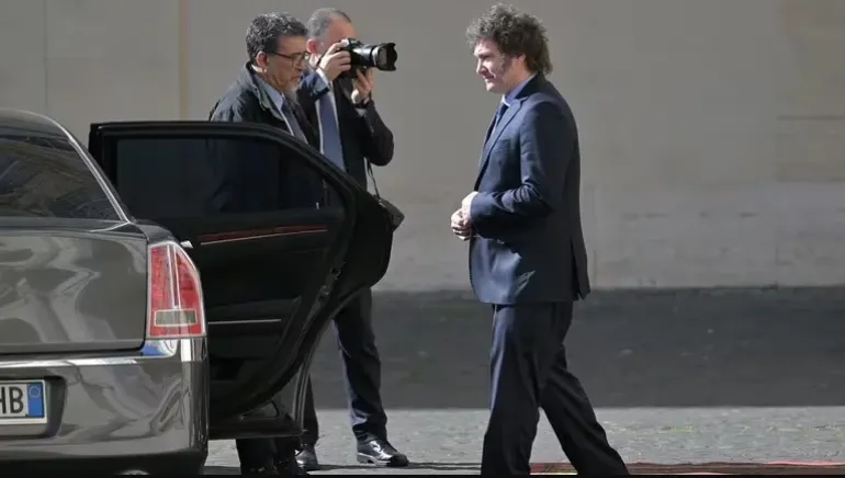 Javier Milei regresó al país para tratar de poner paños frios en la interaccion  con los gobernadores