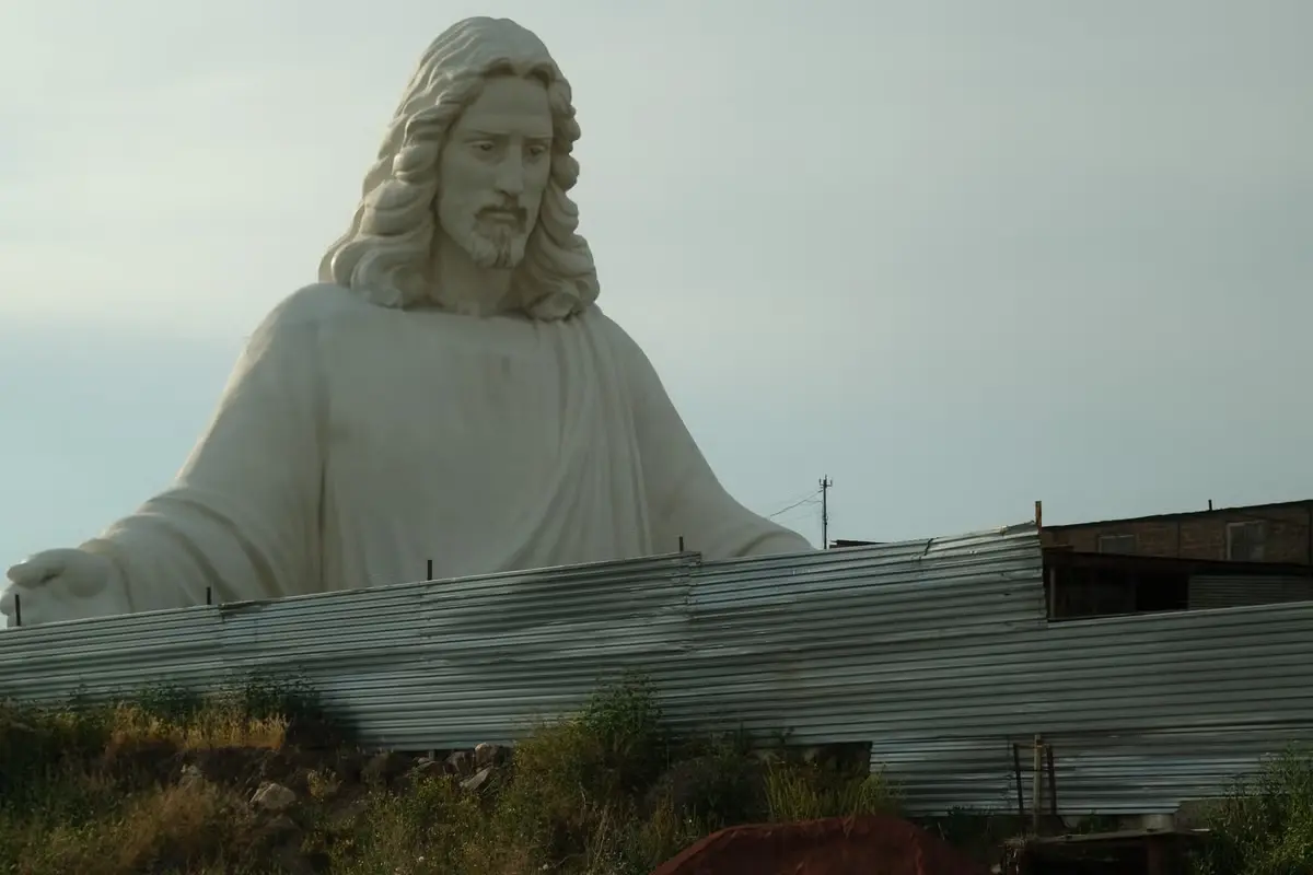 O statuie uriaşă a lui Isus provoacă o controversă în satul armeni