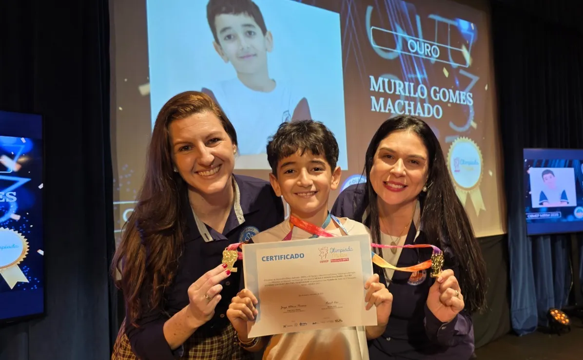 Narda E Camila Com Aluno Medalhista