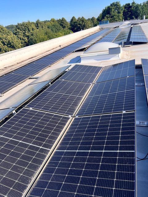 Gereinigte 108 kWp Photovoltaik-Anlage auf einem Gewerbe-Flachdach in Gummersbach-Windhagen