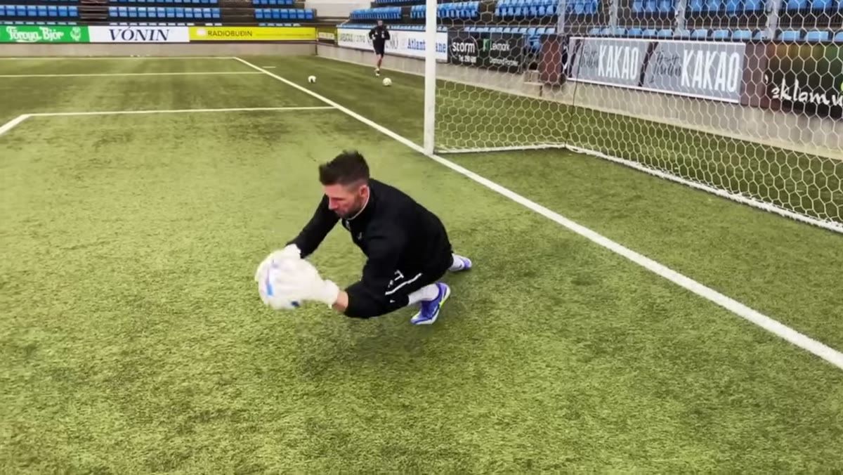 Goalkeeper using the W catching technique with the chin behind the hands