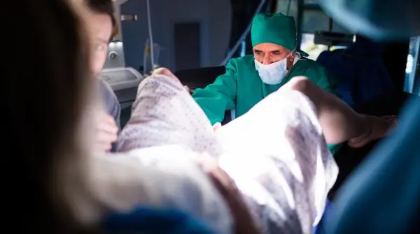 Mamă a patru fetițe identice concepute natural, într-un caz medical extrem de rar.