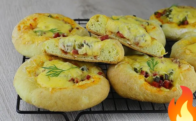 Постер Творожные мини-пиццы с колбасой и маринованными огурцами