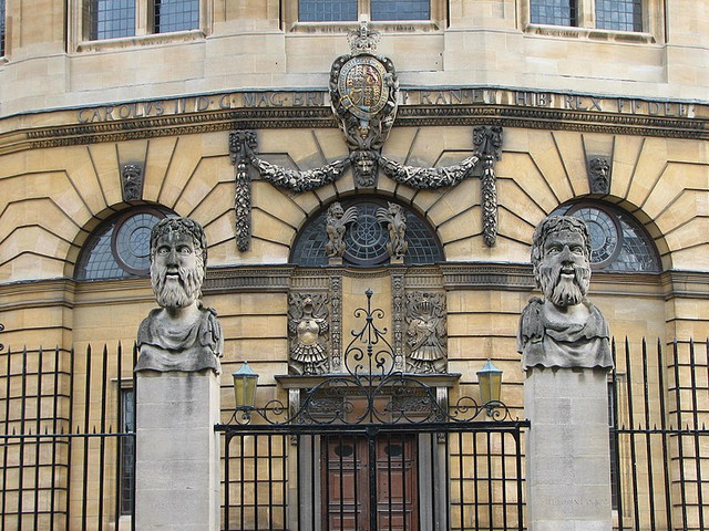 Sheldonian-Theatre-statues