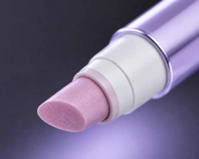 Close-up of the VELLUVA pen's angled ceramic tip