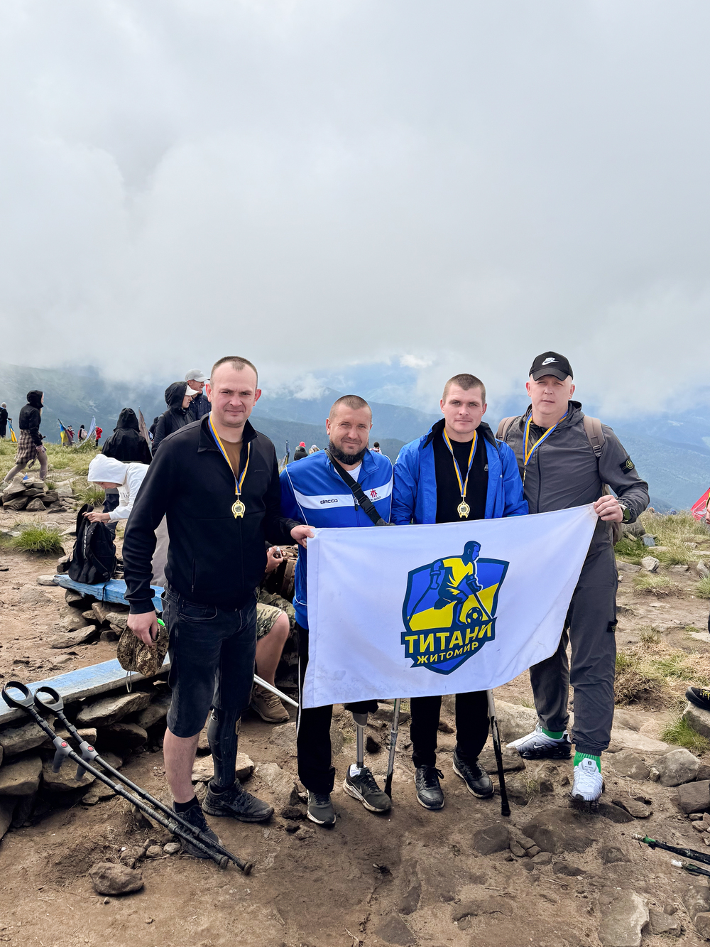 Ветерани 38 Поліського полку НГУ та ампфутболісти клубу «Титани» зійшли на Говерлу