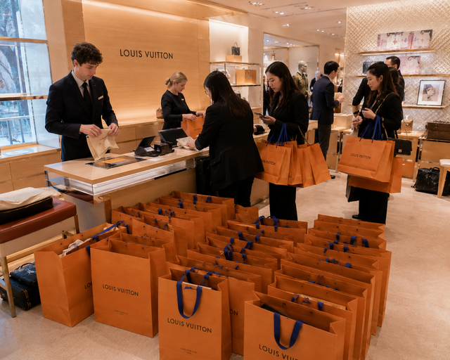 巴黎老佛爺奧斯曼旗艦店館內採購