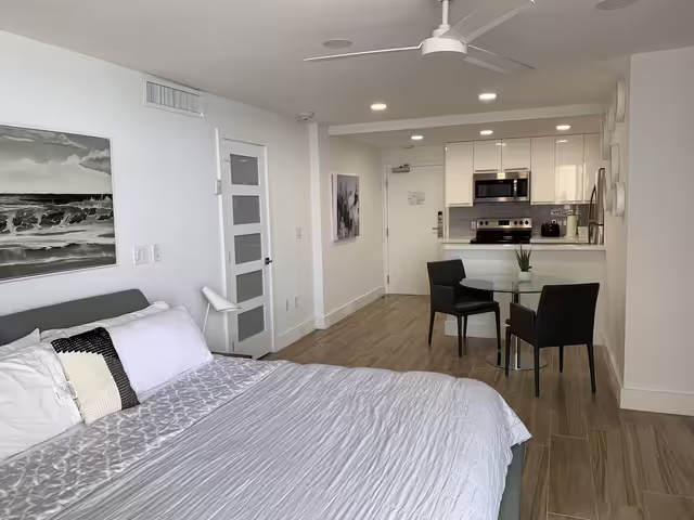 Oceanfront Studio w/balcony & Private Beach - Walk to shops & Dining