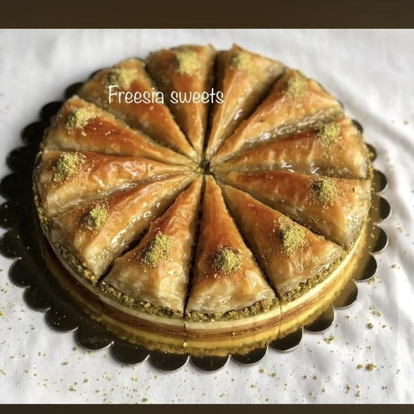 تشيز بكلاوة الفستق دائرية