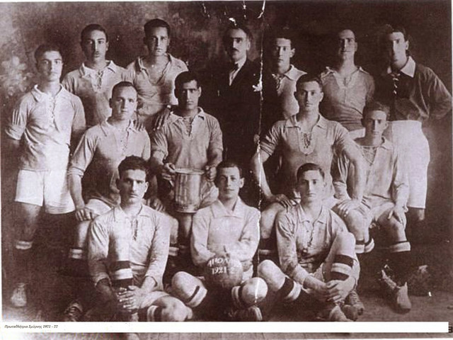 Αυτή ή ομάδα του Απόλλωνος βγήκε πρωταθλήτρια Σμύρνης το 1921-22 για τελευταία φορά. Και για τελευταία φορά γιόρτασαν οι Απολλωνιοτές τον μεγάλο τους θρίαμβο στην ωραία πατρίδα. Ακόμη τίποτε δεν προανήγγειλε την καταστροφή που ήταν πολύ κοντά.



1η σειρά άνω: Μαυρομμάτης (Χαραλαμπάκης), Χρυσούλης, τερμ. Φωτιάδης, πρόεδρος Μαρσέλος, Καμπουρόπουλος, Σάμιος, Παπαγιάννης.

2η σειρά: Γώτης, Γκίλης, Αλεβιζάκης, Ντομένικο.

3η σειρά: Μαγουλάς, Ζεϊμπέκης (άναπλ. τερματ.). Μαρσέλος.



Η φωτογραφία ήρθε κειμήλιο από την Σμύρνη από τον κ. Ιωάννου μέλος του Απόλλωνος Σμύρνης, και έκ των επανιδρυτών του Απόλλωνος στην Αθήνα το 1922.