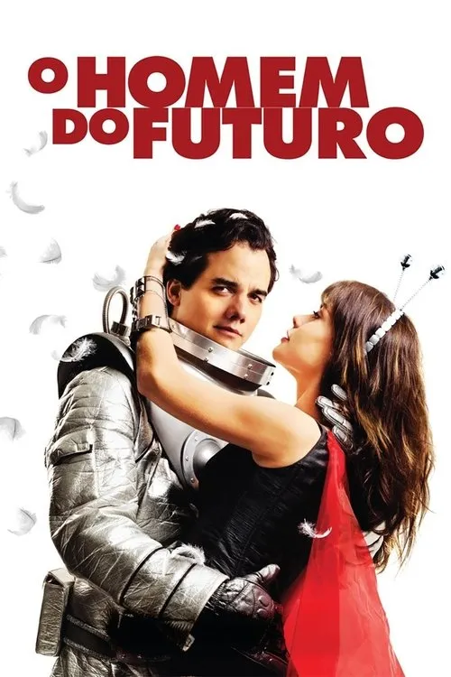 Esta é a capa do filme "O Homem do Futuro".

**Título:** No topo da imagem, centralizado, está o título do filme: "O HOMEM DO FUTURO", escrito em letras maiúsculas, grandes e em cor vermelha vibrante.

**Plano de Fundo:** O fundo da imagem é predominantemente branco e limpo. Nele, há várias penas brancas pequenas e esvoaçantes espalhadas, como se estivessem flutuando no ar, dando um toque de leveza e talvez magia ou sonho.

**Personagens Principais:** No centro da imagem, um pouco à direita, há um casal se abraçando de forma carinhosa.

*   **O Homem:** Ele está à esquerda, com o corpo ligeiramente virado para a direita, abraçando a mulher. Ele veste um traje futurista prateado e texturizado, que parece uma armadura ou um uniforme de astronauta, com ombreiras metálicas e uma placa no peito. Seu braço esquerdo está em volta da cintura da mulher, e sua mão direita (com várias pulseiras no pulso) está suavemente tocando o cabelo dela. Ele tem cabelo escuro, penteado de lado, e há algumas penas brancas espalhadas pelo seu cabelo. Seu rosto está virado levemente para a frente e para o lado, com uma expressão séria, pensativa ou um pouco melancólica, e ele olha quase que para fora da imagem, na direção do espectador. No seu ombro esquerdo, há uma peça cilíndrica metálica, talvez parte de um equipamento futurista.

*   **A Mulher:** Ela está à direita, encostada no homem, com a cabeça levantada e o olhar direcionado para o rosto dele, em um gesto de carinho e admiração. Ela tem cabelo castanho escuro e comprido, com franja. Usa uma tiara branca com duas antenas finas e metálicas no topo, cada uma com uma pequena esfera preta na ponta, lembrando um inseto ou um ser alienígena de forma divertida. Ela veste um top preto, que parece justo e estruturado, e tem uma pequena capa ou tecido vermelho vibrante pendurado sobre seu ombro direito e costas. Sua mão direita, que parece usar uma luva prateada com detalhes de articulação (como uma mão robótica), está no cabelo do homem.

**Impressão Geral:** A imagem transmite uma mistura de romance, ficção científica e um toque de comédia ou fantasia. As roupas e acessórios dos personagens indicam um contexto futurista ou tecnológico, enquanto o abraço e as penas flutuantes sugerem uma história de amor com leveza e um certo charme peculiar.