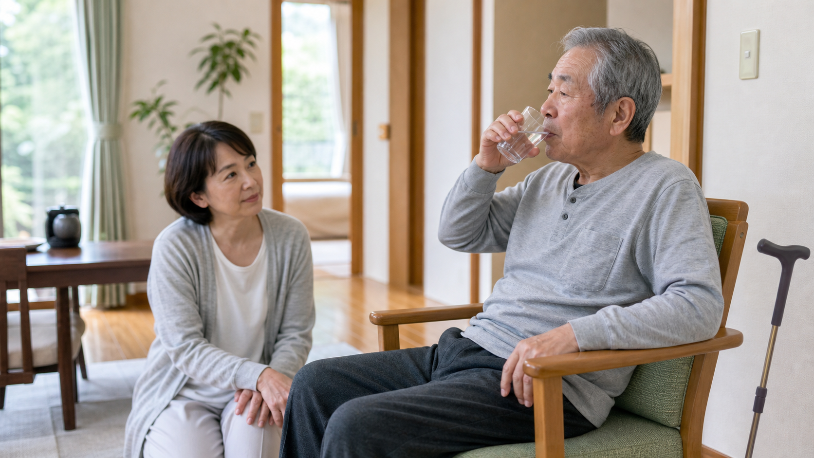 脳卒中後の方が安定した椅子で休息し、家族が見守る安全な生活環境