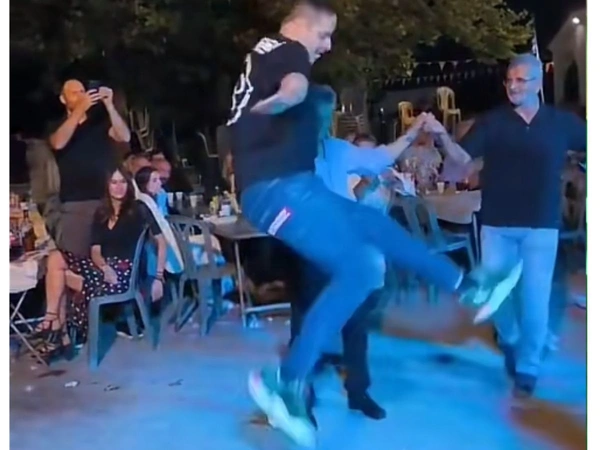 Ο «μάστορας» στις φιγούρες Τσουβέλας ξαναχτύπησε σε πανηγύρι κι έκανε το τσιμέντο να τρίζει