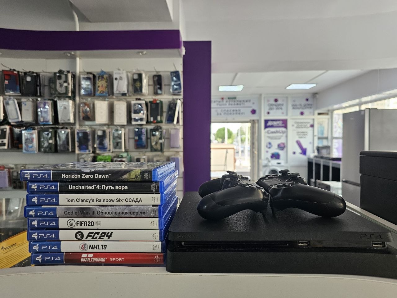 Скупка 🎮 Sony PlayStation 4 Slim CUH‑2108A, HDD 500 ГБ  — готовый игровой набор для дома: приставка, два джойстика и сразу восемь игр на дисках в Астане