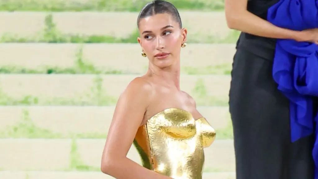 Simple Chic câștigă cu Hailey Bieber