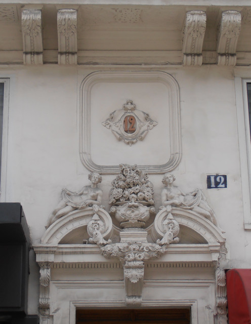 Linteau-Porte-Rue-Etienne-Marcel.jpg