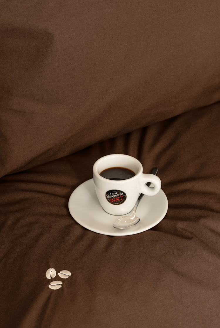 Dalfilo x Caffè Vergnano, Caffè Espresso Tazzina Caffè Vergnano sul completo letto Dalfilo Caffè Espresso con ricamo a chicchi di caffè