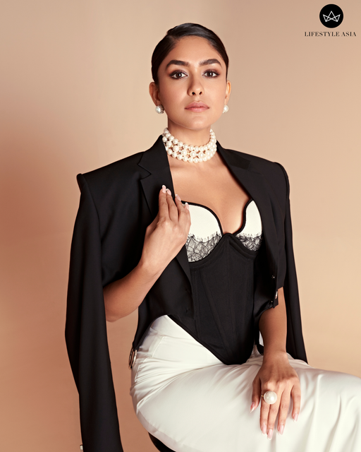 Mrunal-Thakur.png