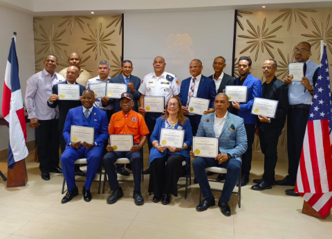 Director Regional de la Defensa Civil en Santiago recibe Certificado de Reconocimiento del Estado de Nueva York  .
